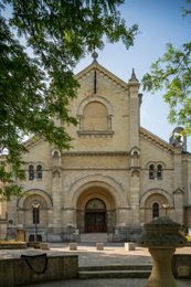 Church;-Fountain;-Historic-monument;-Jules-Astruc;-Kaleidos;-Kaleidos-images;-La-parole-à-limage;-Notre-Dame-du-Travail-church;-Paris;-Parisian-heritage;-Pediment;-Places-of-worship;-Public-garden;-Religious-architecture;-Romanesque-style;-Stories-Pictures;-Tarek-Charara;-Tree-foliage